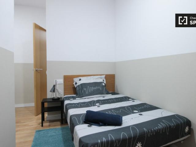 Se alquila habitación con balcón en apartamento de 6 habitaciones, El Raval