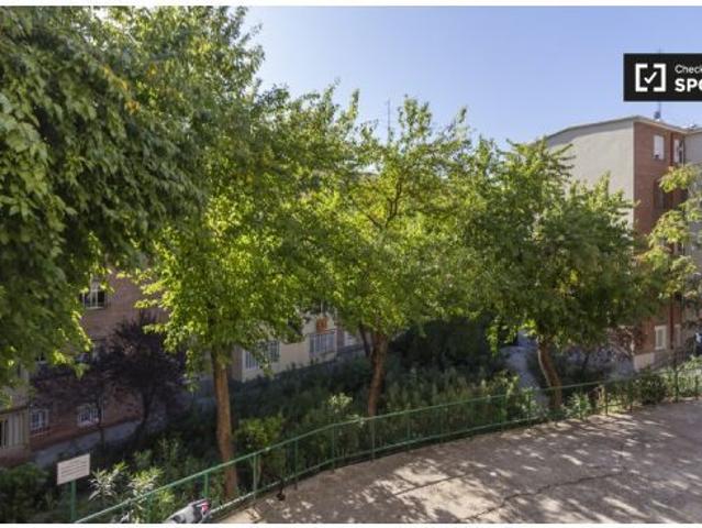 Se alquila habitación con balcón en piso de 3 dormitorios en Guindalera