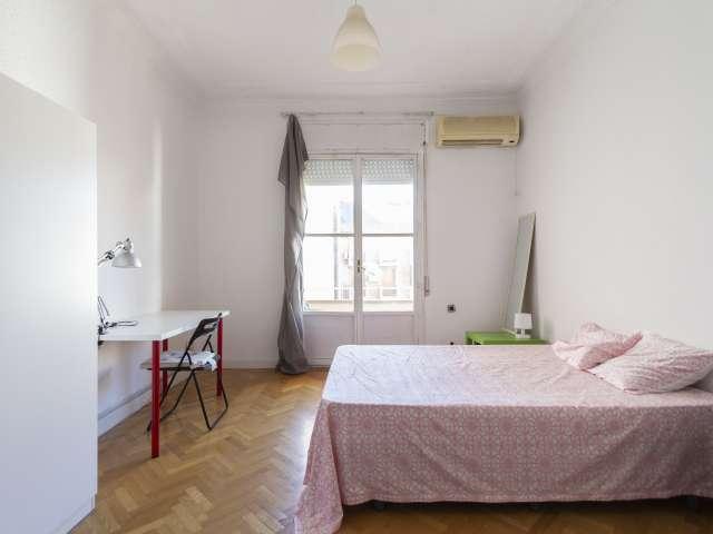 Se alquila habitación con balcón en piso de 8 habitaciones en Moncloa