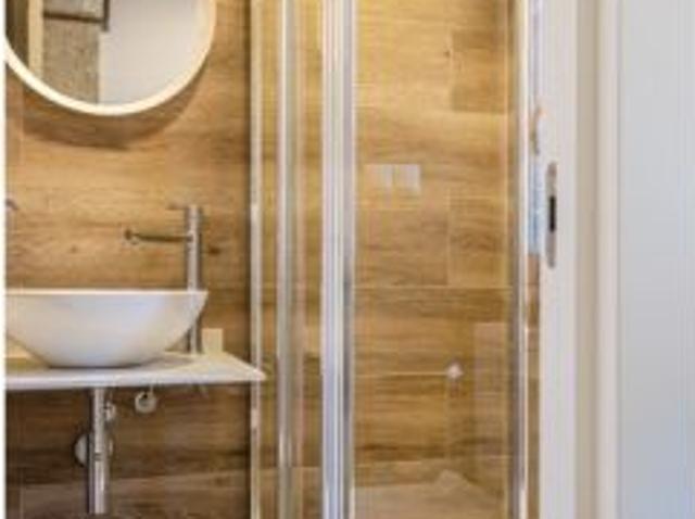 Se alquila habitación con baño en apartamento de 5 dormitorios en Poblats Marítims