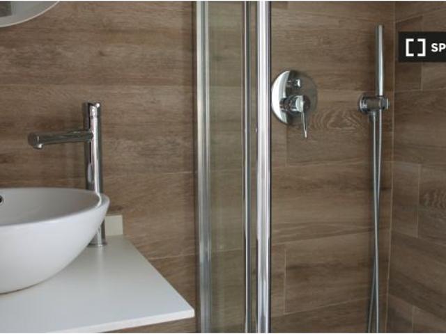 Se alquila habitación con baño en apartamento de 5 dormitorios en Poblats Marítims