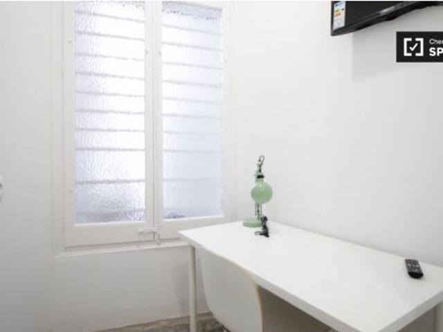Se alquila habitación con baño en el apartamento de 9 habitaciones, Prat de LLobregat