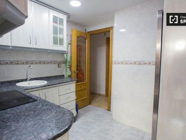 Se alquila habitación con baño en un apartamento de 4 dormitorios en Camins al Grau