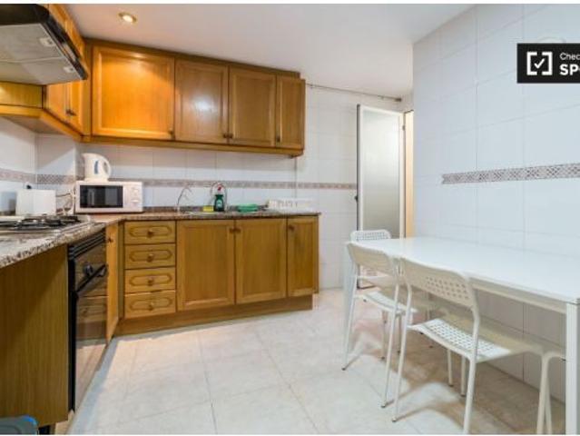 Se alquila habitación con baño en un apartamento de 5 dormitorios en Camins al grao