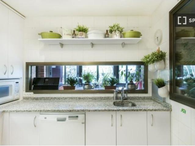 Se alquila habitación con baño privado en piso de 4 habitaciones en Costillares
