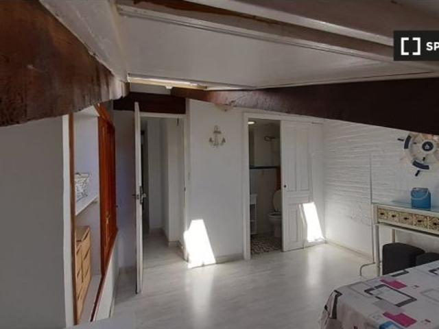 Se alquila habitación con baño privado en piso de 3 habitaciones en Poblats Marítim