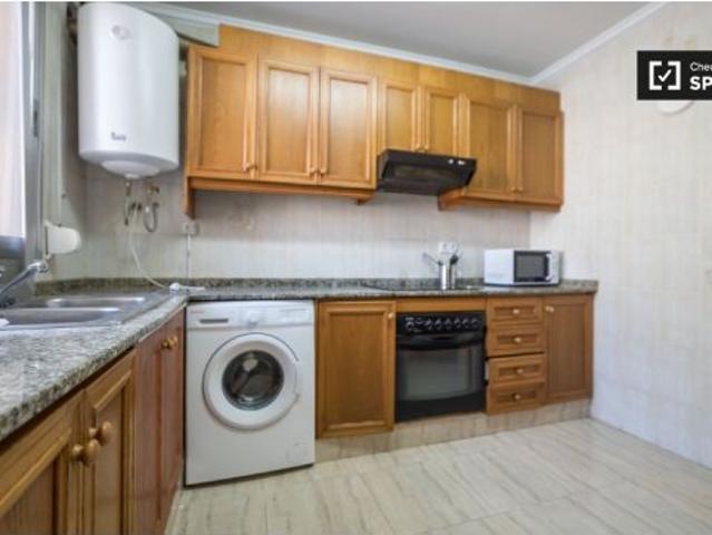 Se alquila habitación con cama doble en piso de 5 habitaciones en Valencia