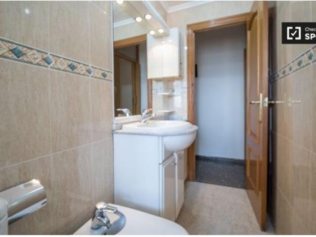 Se alquila habitación con cama matrimonial en apartamento de 4 habitaciones