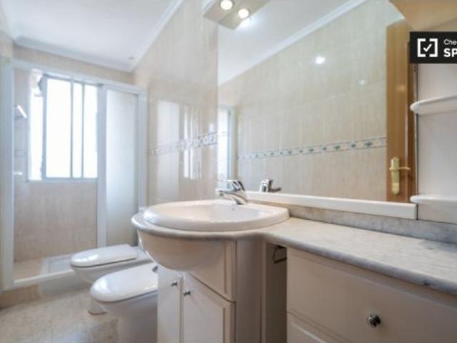 Se alquila habitación con cama matrimonial en apartamento de 4 habitaciones