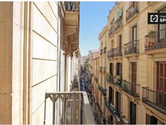 Se alquila habitación con escritorio en un apartamento de 8 dormitorios, Barri Gòtic