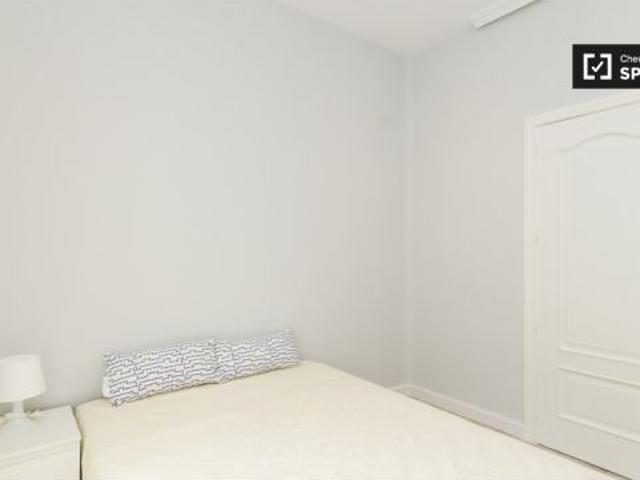 Se alquila habitación con estantería en apartamento de 5 dormitorios, Malasaña
