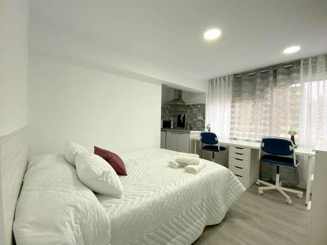 Se alquila habitación con TV en piso de 4 dormitorios en Algirós