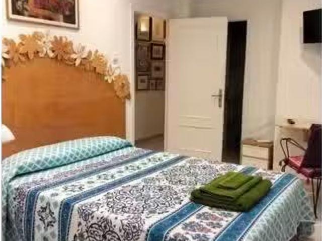 Se alquila habitación amueblada en apartamento de 3 dormitorio.
