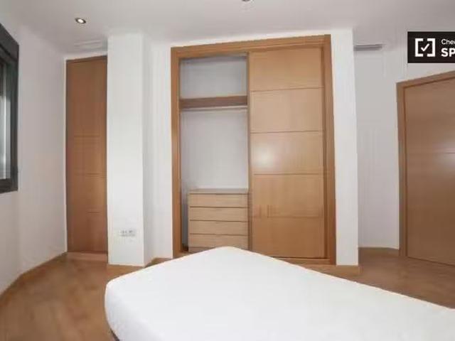 Se alquila habitación amueblada en apartamento de 3 dormitorio.