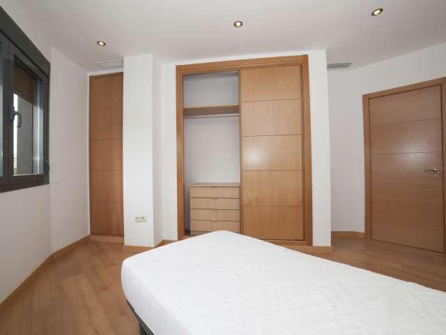 Se alquila habitación amueblada en apartamento de 3 dormitorios en Prado
