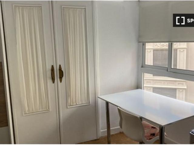 Se alquila habitación amueblada en piso de 3 dormitorios, Ciutat Vella
