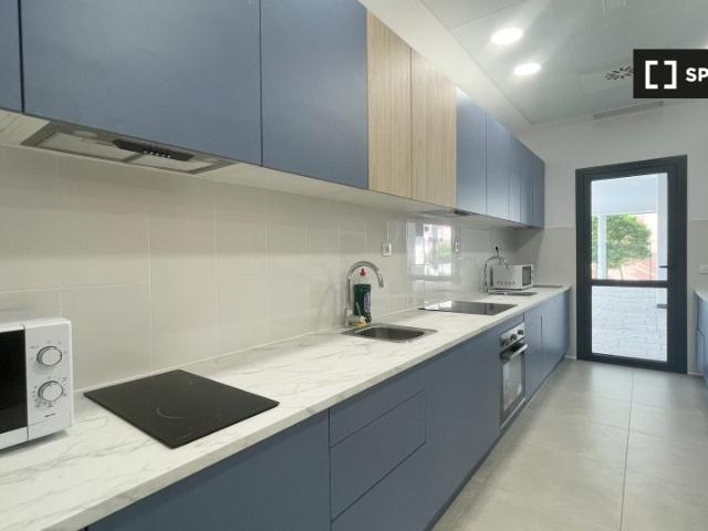 Se alquila habitación amueblada en Salamanca