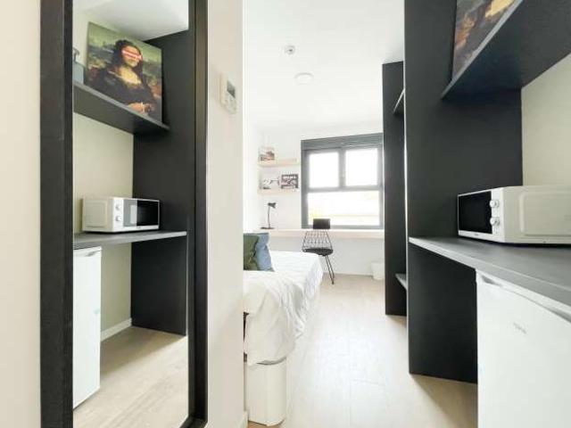 Se alquila habitación amueblada en Salamanca