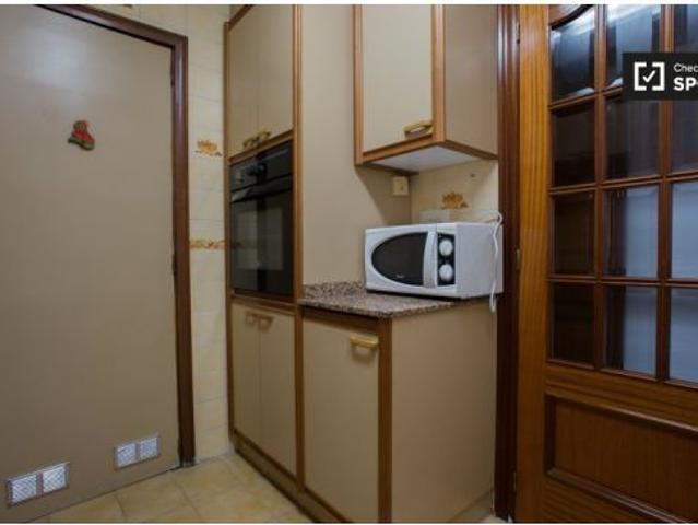 Se alquila habitación amueblada en un apartamento de 7 dormitorios en Quatre Carreres