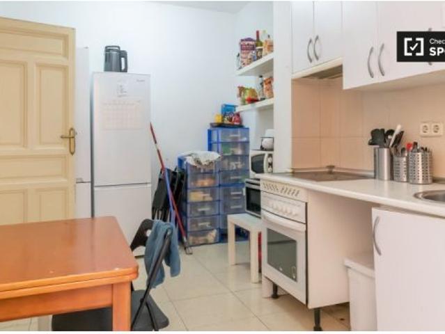 Se alquila habitación animada en apartamento de 7 dormitorios en Centro