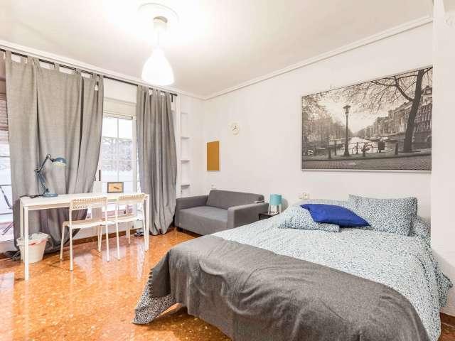 Se alquila habitación al aire libre en apartamento de 9 dormitorios en Mestalla
