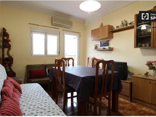 Se alquila habitación bien amueblada en apartamento de 3 dormitorios en Usera
