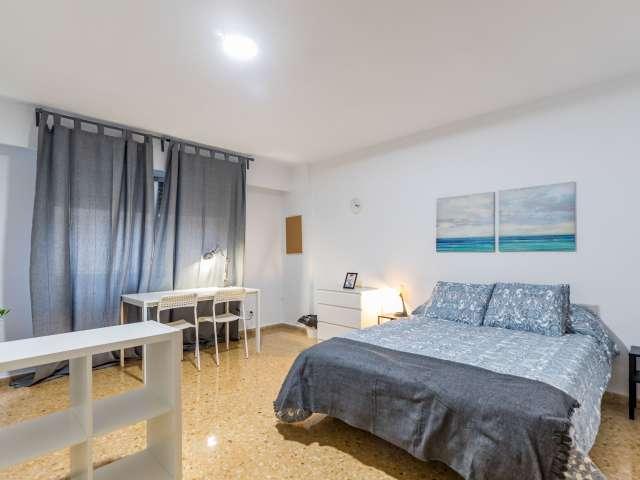 Se alquila habitación grande en Camins al Grau, Valencia