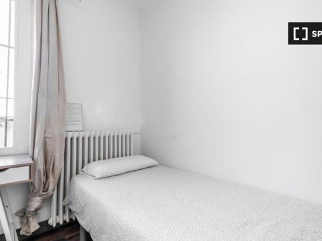 Se alquila habitación grande en piso de 13 habitaciones en Sant Gervasi
