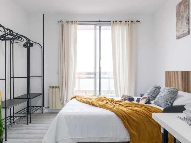 Se alquila habitación doble en piso de 5 habitaciones en Carabanchel