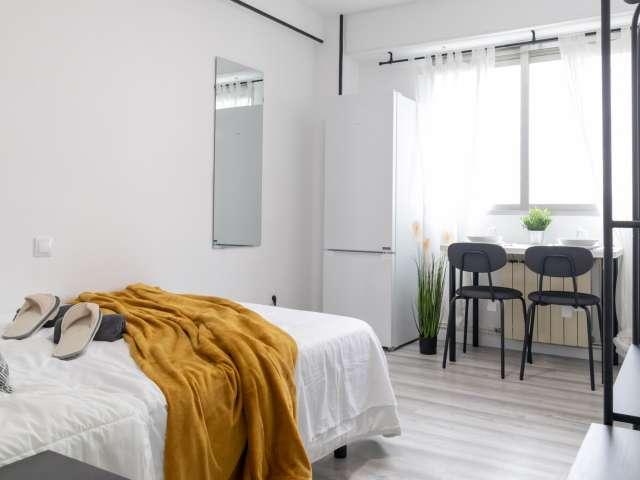 Se alquila habitación doble en piso de 5 habitaciones en Carabanchel