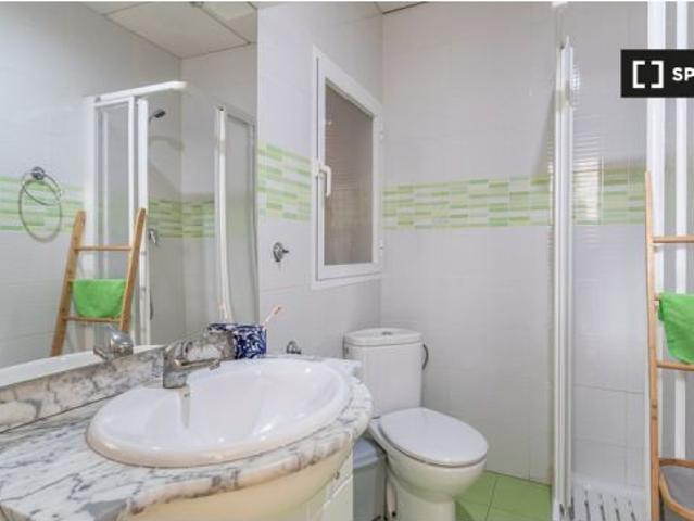 Se alquila habitación doble en piso de 8 habitaciones en Granada