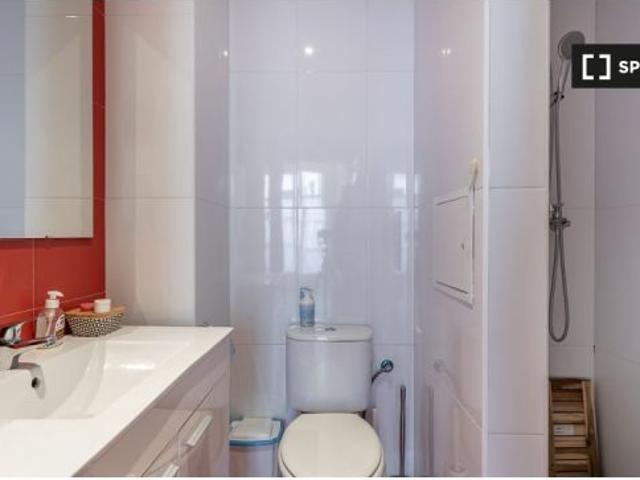 Se alquila habitación doble en piso de 8 habitaciones en Granada
