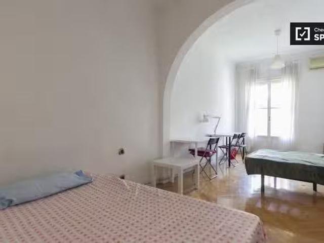 Se alquila habitación doble en piso de 8 habitaciones en Moncloa