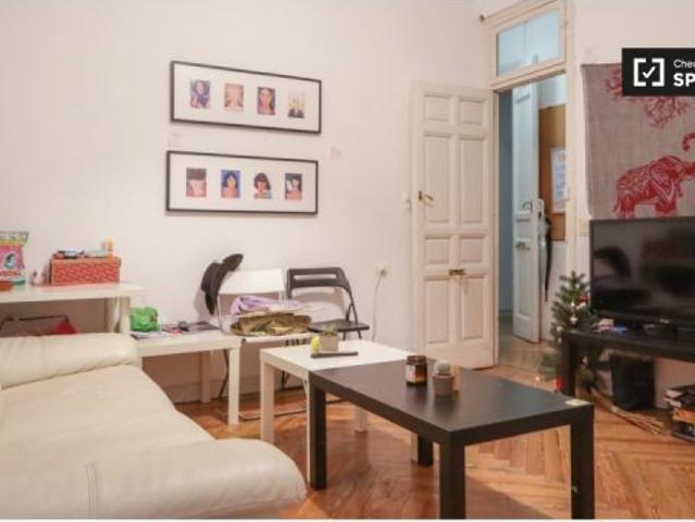 Se alquila habitación doble en piso de 12 habitaciones en Sol, Madrid
