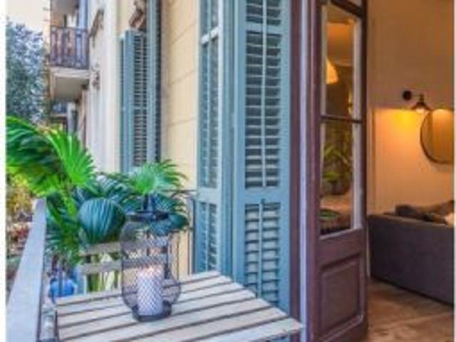 Se alquila habitación doble tranquila en piso de 4 habitaciones en LEixample, Barcelona