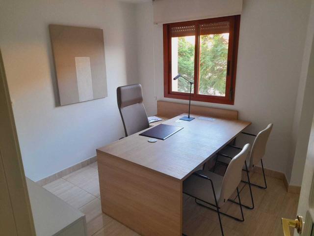 Se alquila habitación de oficina en Teatinos