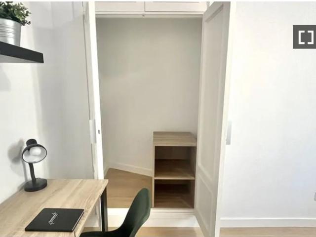 Habitación en piso compartido de 6 habitaciones en alquiler en Aluche, Madrid