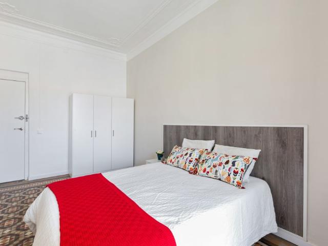 Se alquila habitación en calle Balmes