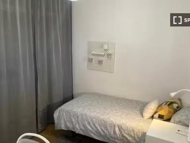 Se alquila habitación en casa de 4 dormitorios en Madrid