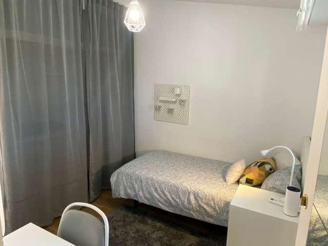 Se alquila habitación en casa de 4 dormitorios en Madrid