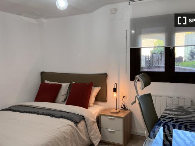 Se alquila habitación en casa de 4 habitaciones en Bellaterra, Barcelona