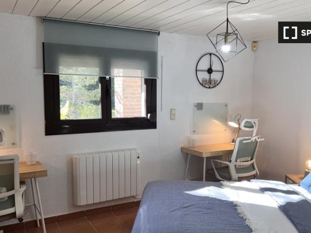 Se alquila habitación en casa de 4 habitaciones en Bellaterra, Barcelona