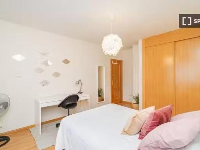 Se alquila habitación en casa de 5 habitaciones en Madrid