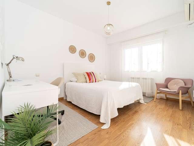 Se alquila habitación en casa de 5 habitaciones en Madrid