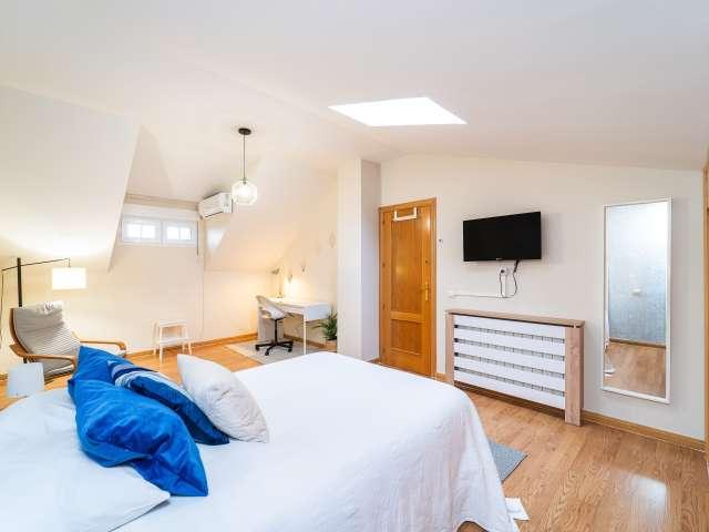 Se alquila habitación en casa de 5 habitaciones en Madrid