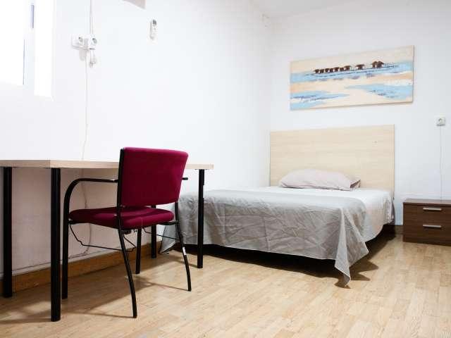 Se alquila habitación en casa de 10 dormitorios en Ventas, Madrid