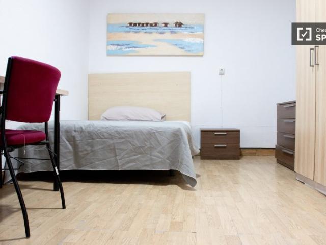 Se alquila habitación en casa de 10 dormitorios en Ventas, Madrid