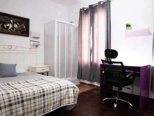 Se alquila habitación en casa de 10 dormitorios en Ventas, Madrid