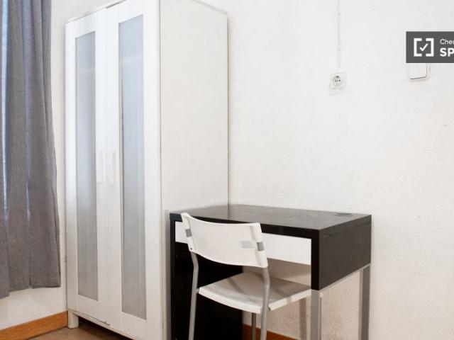 Se alquila habitación en casa de 10 dormitorios en Ventas, Madrid