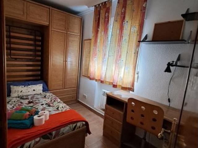 Se alquila habitación en Los Cármenes, Madrid